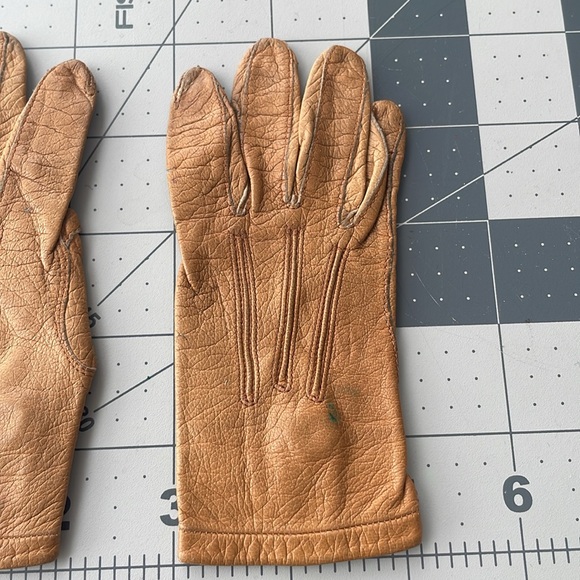 Antique Victorian/Edwardian child's gloves, soft brown leather, snap w letter B - Picture 7 of 9